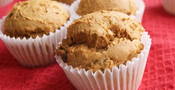 Easy Pumpkin Walnut Muffins | heatherlikesfood.com